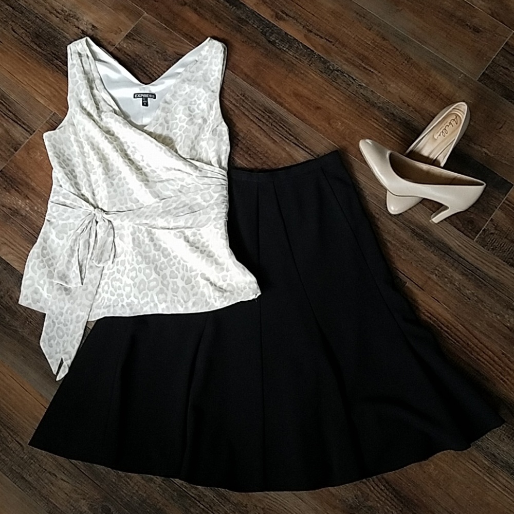 Apostrophe black tulip midi skirt. Medium